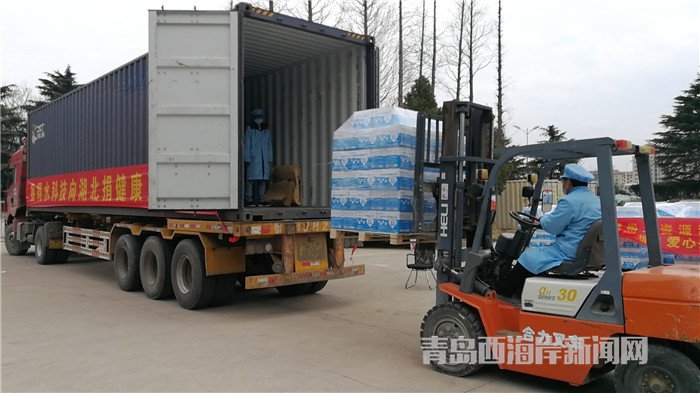 首批包裝直飲水裝車發(fā)運(yùn)。孫啟攝.jpg